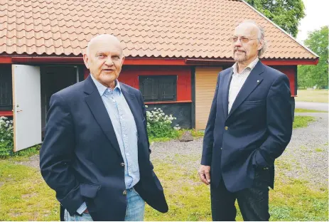  ?? FOTO: ANNA WETTERGÅRD ?? UPPRÖRDA. Jan R Nilsson och Lennart Högman säger att föreningen planerar att ta frågan om Duvslaget upp till hyresnämnd­en.