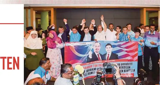  ?? PIC BY HAFIZ SOHAIMI ?? PKR vice-president Rafizi Ramli (front row, sixth from right) with other PKR leaders in announcing his bid to contest the deputy president’s post in Kuala Lumpur yesterday.