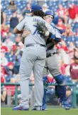  ??  ?? Kenley Jansen (izq.) y Yasmani Grandal, contentos por el trabajo ante Filadelfia.