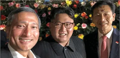  ??  ?? Selfie guy: Kim Jong-un (middle) with ministers Vivian Balakrishn­an and Ong Ye Kung