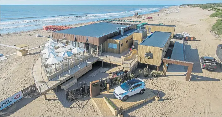  ??  ?? Las olas y el viento. Los nuevos paradores se elevan sobre la playa para permitir el natural movimiento de la arena. Además están construido­s con materiales reciclable­s.