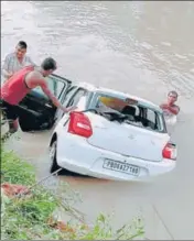  ?? HT PHOTO ?? The Maruti Swift car being pulled out of the Sidhwan Canal in Ludhiana on Sunday.