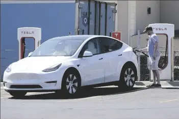  ?? ORLIN WAGNER/AP ?? at a charging station in Topeka, Kan., April 5.