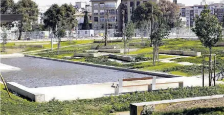  ?? JAIME GALINDO ?? Tras su inauguraci­ón El nuevo parque sobre los antiguos depósitos de Pignatelli. -