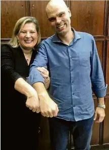  ?? Reprodução - 18.nov.19 ?? Joice Hasselman (PSL-SP) e Bruno Covas (PSDB) exibem pulseiras em visita da deputada ao prefeito