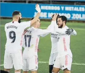  ?? FOTO: EFE ?? Benzema celebra junto a Hazard el tercer tanto del equipo, obra del belga