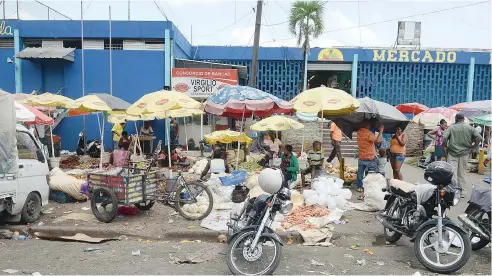  ?? HENRY SANTIAGO ?? El saneamient­o del mercado Modelo y el de la avenida Duarte ha sido anunciado en varias ocasiones.