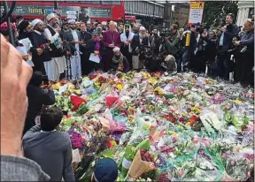  ??  ?? Hommage aux victimes de terroriste­s, mercredi, à Londres.