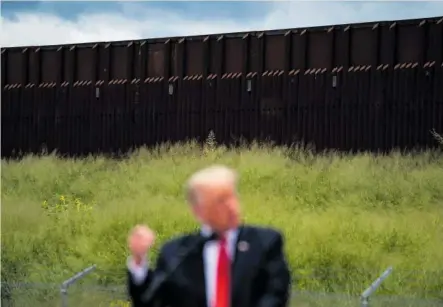  ?? GETTY IMAGES ?? Donald Trump comparece ante los medios durante un viaje al muro de la frontera con México.