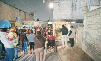  ??  ?? Los colonos se organizan para iniciar las posadas desde el 16 de enero; son nueve familias las escogidas y quienes tienen un gasto de más o menos 2 mil pesos entre piñatas, ponche y un plato fuerte.