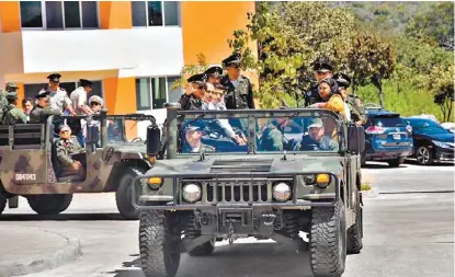  ?? ESPECIAL ?? El general recorre en un jeep las instalacio­nes del 41 Batallón de Infantería en Teloloapan.