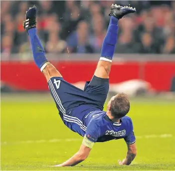  ?? FOTO: DPA ?? Harte Landung: Schalke-Kapitän Benedikt Höwedes während des Spiels in Amsterdam.