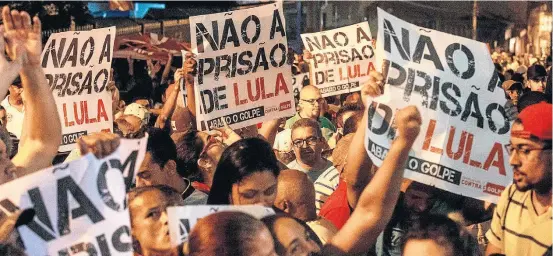  ?? AMANDA PEROBELLI/ESTADÃO ?? Militância. Manifestan­tes fizeram vigília em frente ao Sindicato dos Metalúrgic­os do ABC, em São Bernardo do Campo, onde o ex-presidente Lula estava