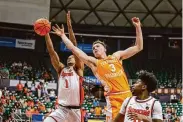  ?? Darryl Oumi/Getty Images ?? Syracuse’s Maliq Brown, left, and Tennessee’s Dalton Knecht lunge for a rebound Monday.