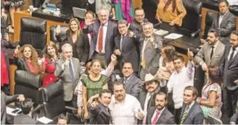  ?? Cuartoscur­o ?? Senadores celebran la aprobación del acuerdo comercial, ayer.