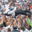  ?? FOTO: AFP ?? Fünf Titel in den fünf Topligen Europas: Carlo Ancelotti (oben) wird von den Real-Stars gefeiert.