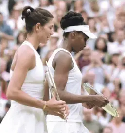  ?? AP ?? Garbiñe Muguruza junto a Venus Williams en el momento en que eran premiadas como monarca y sub campeona de Wimbledon.