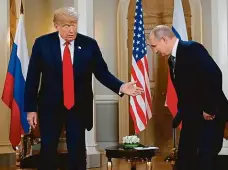  ?? Foto: 4x Reuters ?? Trump s Putinem včera jednali za zavřenými dveřmi déle než dvě hodiny. Putin mu na závěrečné tiskové konferenci věnoval oficiální míč mistrovstv­í ve fotbale.