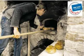  ?? BILD: SN/SFM ?? Beim Handwerker­tag im Freilichtm­useum erhalten Besucher unter anderem Tipps zum Brotbacken.