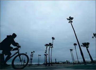  ?? Luis Sinco Los Angeles Times ?? IT WAS A DARK AND cloudy day in Long Beach as a storm slowly made its way Wednesday toward Southern California. The L.A. area should feel the brunt of the rainy and windy storm through Thursday afternoon.