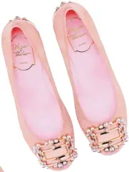  ??  ?? Pearl Buckle系列珍珠­高跟鞋。（圖：Roger Vivier提供）