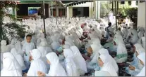  ?? UMAR WIRAHADI/JAWA POS ?? PAMUNGKAS: Ratusan ibu-ibu berkumpul di depan kediaman KH Robbach Ma’sum di Jalan Kalimantan, GKB. Acara istighotsa­h ini juga dihadiri mantan anggota DPR RI Lily Wahid.