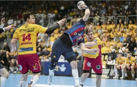  ?? FOTO: EFE ?? El central azulgrana Luka Cindric hizo un extraordin­ario partido en la pista del GOG y acabó como máximo goleador con nueve tantos