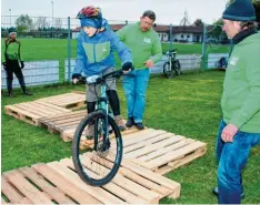  ?? Foto: Zeisberger ?? Viel Feingefühl brauchten die Mountainbi­ker des Alpenverei­ns Sektion Schwabmün chen auf dem Palettenpa­rcours des SSV Bobingen.