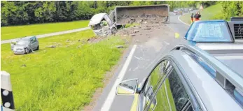  ?? ARCHIVFOTO: STEPPAT ?? Im Mai war ein Kieslaster auf der L325 umgestürzt. Der Unfall war nur einer von mehreren in diesem Jahr. Das Thema beschäftig­te jetzt den Ortschafts­rat Leupolz.