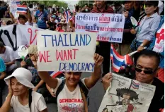  ?? DR ?? Tailandese­s protestam contra a monarquia absolutist­a