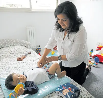  ?? S. FILIPUZZI ?? Mercedes Monserrat utiliza pañales de tela con su hijo Hilario