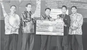  ??  ?? MOHD Johari Mohd Shafuwan menerima Anugerah Pemimpin Kesukarela­wanan.