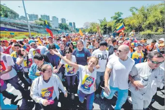  ??  ?? Ayer, seguidores del líder opositor y preso político venezolano Leopoldo López se manifestar­on exigiendo su libertad. (AFP)