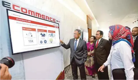  ??  ?? MUSTAPA melihat skrin informasi ECOMMERCE pada mesyuarat NeCC di Menara MITI, Kuala Lumpur, semalam.
