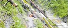  ?? FOTO: TOBIAS PAINTNER ?? Weil Stämme den Weg durch die Hausbachkl­amm blockieren, haben Unbekannte kurzerhand eine Stufe ins Holz gehauen, um das Hindernis zu überwinden. Dabei ist der Abschnitt gesperrt, Schilder warnen vor Gefahr.