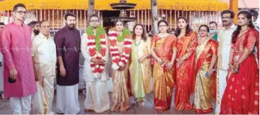  ?? Ashraf Padanna ?? ↑
Mohanlal poses with the newly-wed couple at Guruvayoor temple.