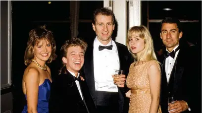 ?? GLOBE PHOTOS/MEDIAPUNCH /IPX ?? Stars of Fox’s “Married ... With Children” Amanda Bearse (from left), David Faustino, Ed O’neill, Christina Applegate and David Garrison. Bearse also directed many episodes of the sitcom.