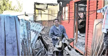  ?? PICTURE: CINDY WAXA/AFRICAN NEWS AGENCY(ANA) ?? STARTING OVER: Morris McDonald cleans up a wooden structure that burnt down. Jerome Moses from Kensington, 46, died of burns in the structure.