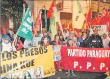  ??  ?? Movimiento­s sociales y partidos de izquierda marcharon en Asunción exigiendo la liberación de los condenados.