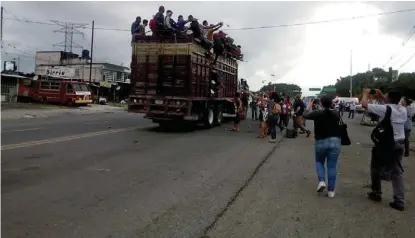  ?? ESPECIAL ?? Migrantes en el entronque de las autopistas Puebla-Córdoba y Córdoba-Veracruz.