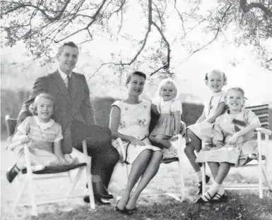  ?? FAMILY PHOTO ?? Kathleen Wynne, far right, is seen in a family photo with siblings Eva, left, Marie and Ann and her parents, John and Patsy.