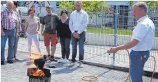  ??  ?? Holger Patzelt (rechts) führte den Besuchern des Gewerbeson­ntags die Gefahr eines Fettbrande­s vor Augen.