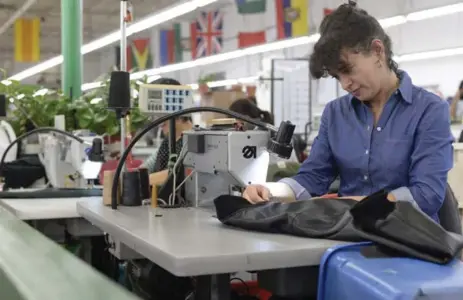  ?? AARON HARRIS FOR THE TORONTO STAR ?? Seamstress Maria Silva at the Roots factory in Toronto. Don Green and Michael Budman fought to keep production here rather than overseas in 2004.