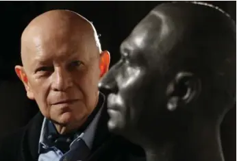  ?? STEVE RUSSELL/TORONTO STAR ?? Jiri Belohlavek, recently deceased music director of the Czech Philharmon­ic, with a bust of predecesso­r, Karel Ancerl.
