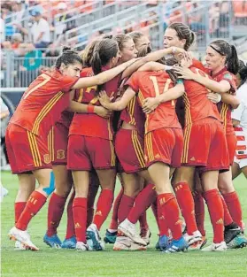  ?? FOTO: RFEF ?? Las jugadoras de la Rojita, celebrando un gol. Hay argumentos para soñar con la final