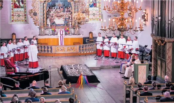  ?? Foto: Javad Parsa/ntb ?? Osloborna slöt upp i en sorgegudst­jänst i stadens domkyrka efter helgens terrordåd.