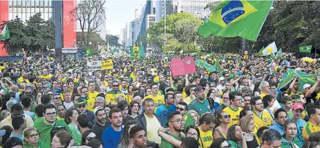  ?? Afp ?? MULTITUD. Partidario­s de Jair Bolsonaro en un mitin del pasado domingo en Sao Paulo.