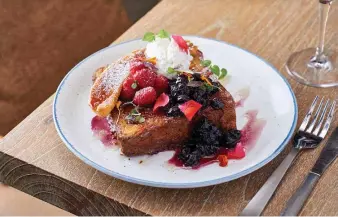  ??  ?? BROICHE FRENCH TOAST AND SUMMER BERRIES
