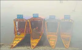  ?? PTI ?? ■
A boatman on a cold, foggy morning in Srinagar on Sunday.