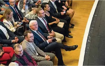  ?? Fotos: Martin Schneider ?? Bundespräs­ident Frank-Walter Steinmeier (Mitte) sieht sich im Görlitzer Theater das Stück „Das beispielha­fte Leben des Samuel W.“von Lukas Rietzschel an. Der Autor (helles Jacket) sitzt neben ihm.